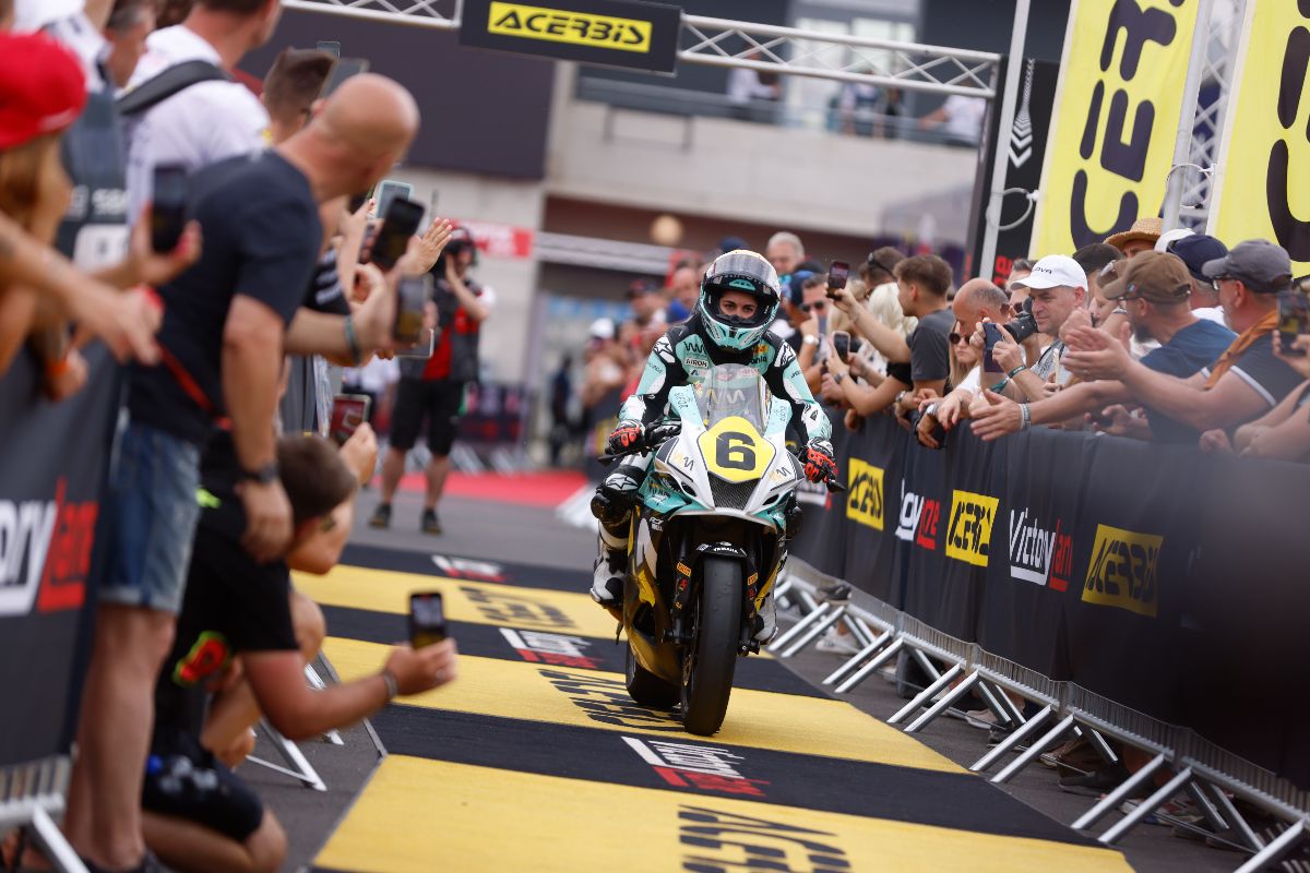 Herrera wins the battle of wills in WorldWCR Race 1 at Balaton