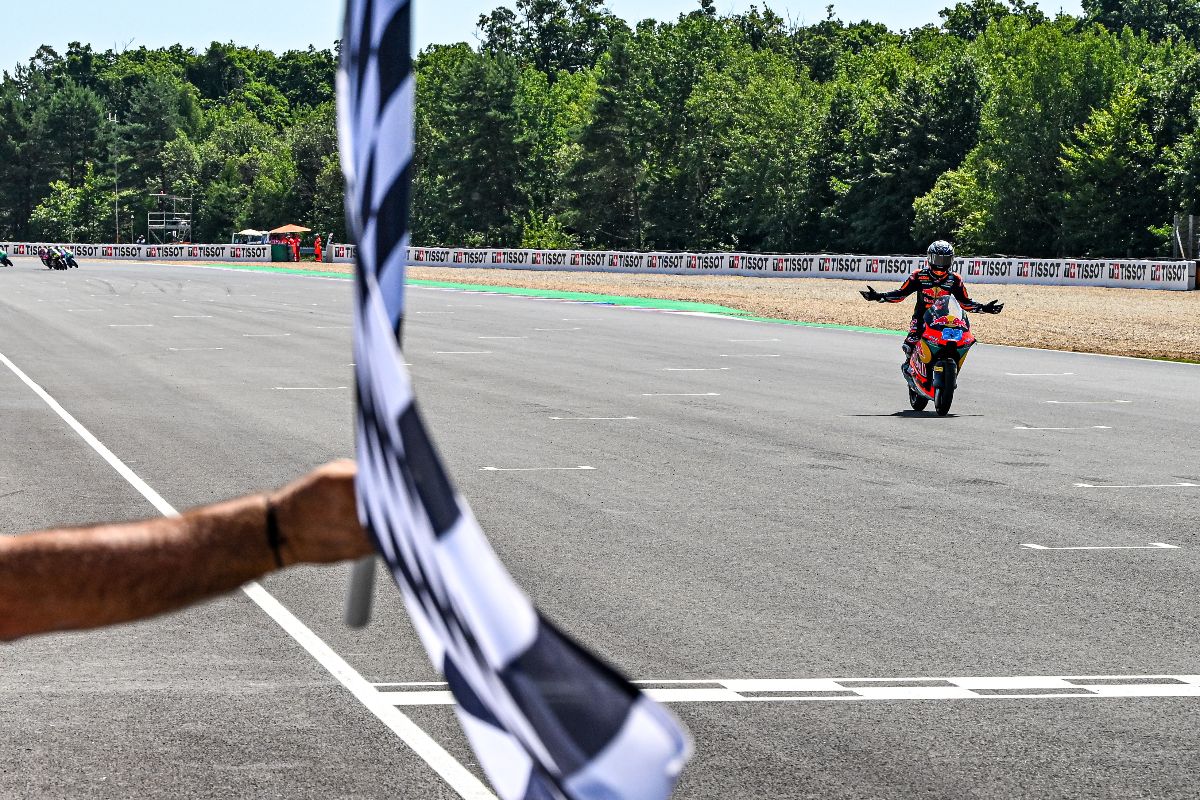 Moto3: Rueda escapes gloves-off battle for the podium in Brno