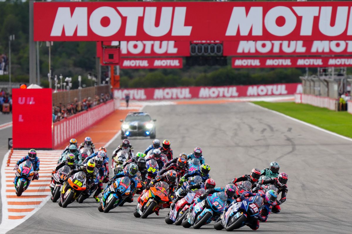 Moreira makes history with Moto2 crown, Guevara holds off Holgado for victory