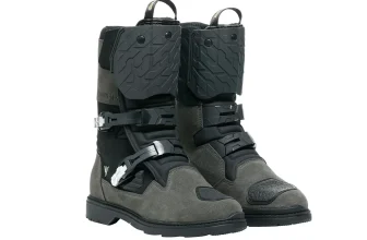 Dainese Overyond Xt Gtx: The All-Terrain Commuter Boot