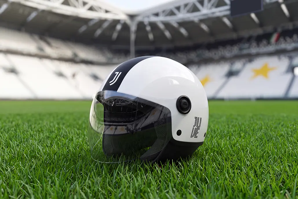 Tucano Urbano: The Black-And-White Helmet: A Symbol Of Belonging Fino Alla Fine